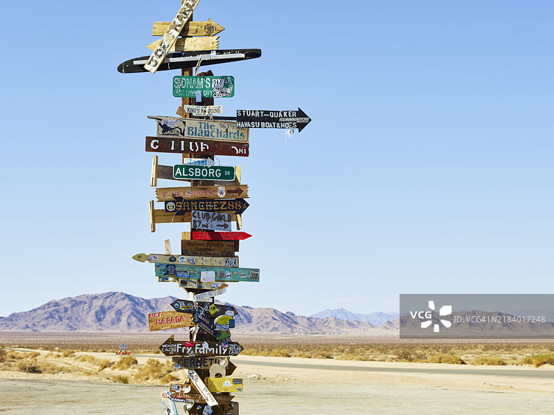 沙漠中的指示牌图片素材