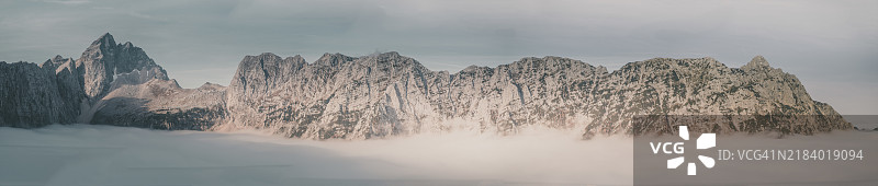 雾中的森林和山脉上的日出图片素材