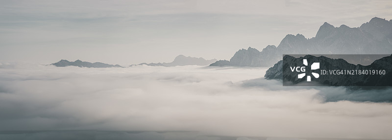 雾中的森林和山脉上的日出图片素材