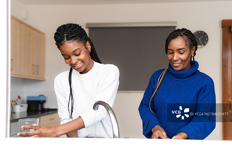 母亲和女儿在厨房一起洗碗图片素材