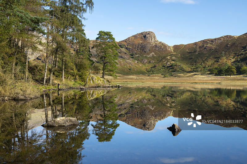 湖区九月阳光明媚的早晨，布利亚湖图片素材