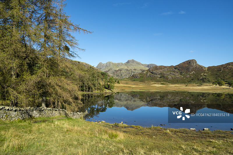 湖区九月阳光明媚的早晨，布利亚湖图片素材