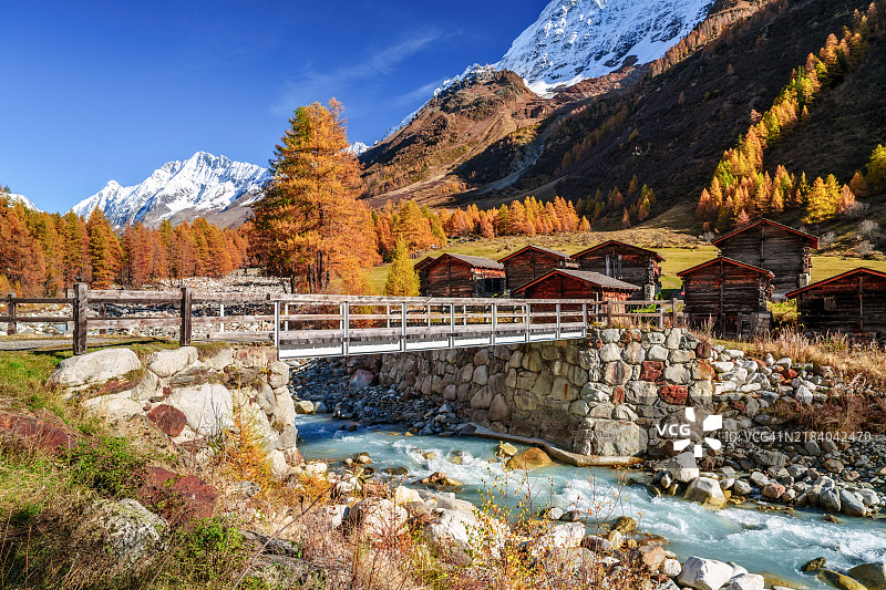 瑞士瓦莱州的洛伊茨滕谷，欧洲图片素材