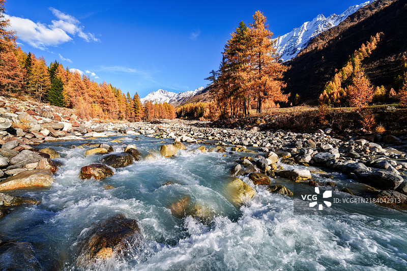 瑞士瓦莱州的洛伊茨滕谷，欧洲图片素材