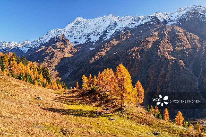 瑞士瓦莱州的洛伊茨滕谷，欧洲图片素材