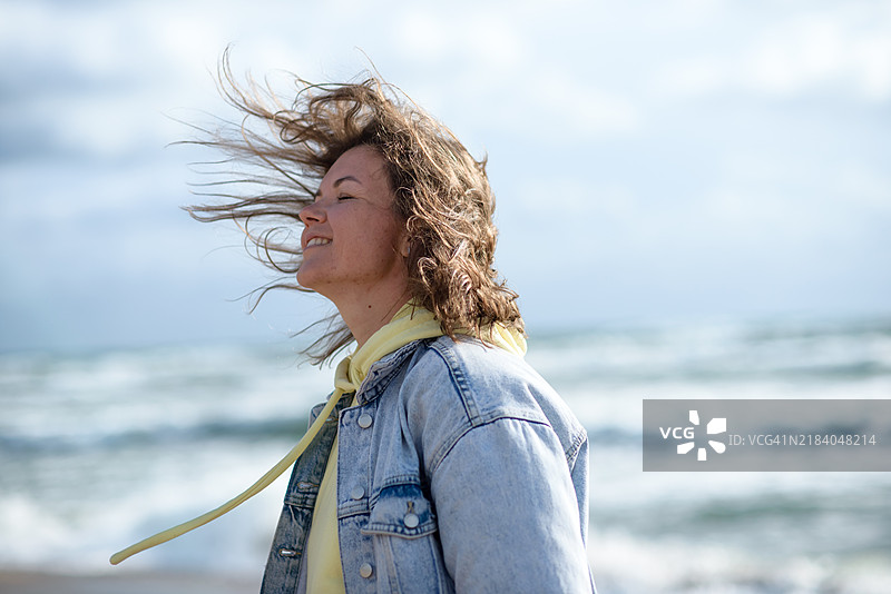女孩的肖像，强风吹动着头发图片素材