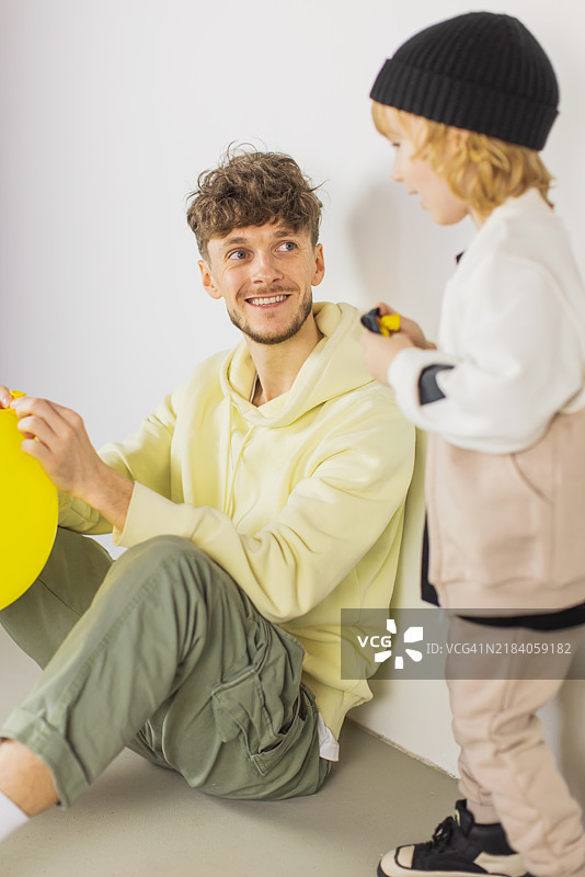 父亲和儿子在吹气球图片素材