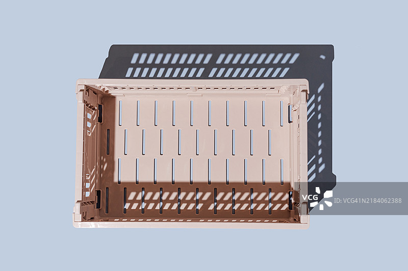 蓝色背景上的空塑料储物箱图片素材