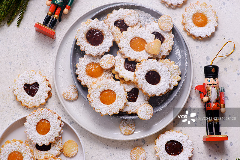 传统圣诞林泽饼干在圣诞乡村背景上图片素材