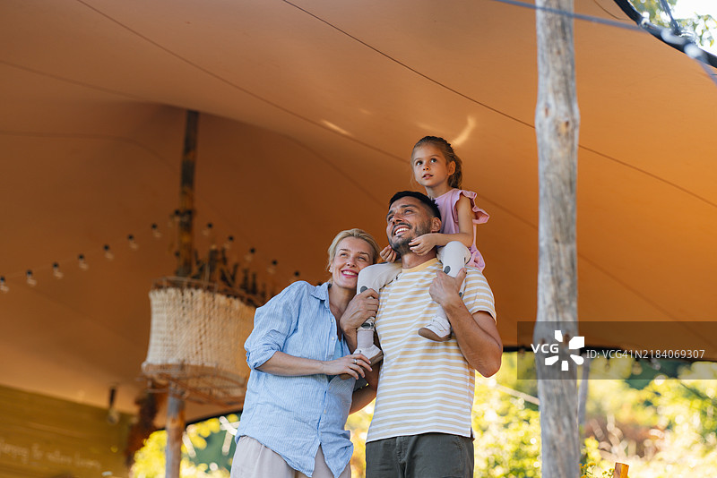 快乐的家庭在帐篷下享受户外美好时光图片素材