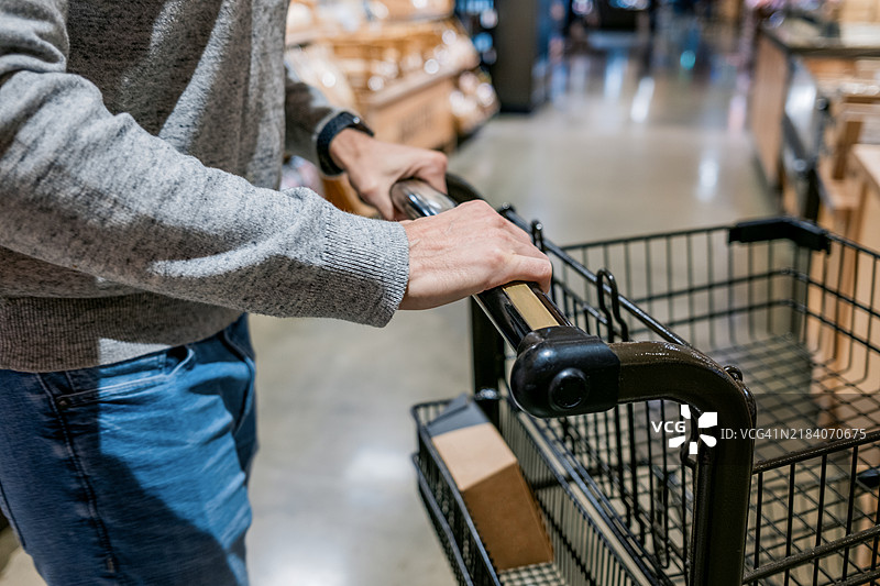 男子在超市推购物车图片素材