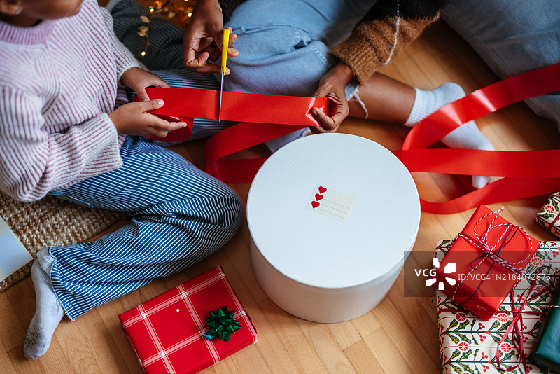 家庭成员一起包裹圣诞礼物，增进感情图片素材