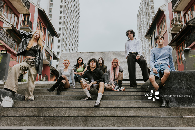 一群多元化的青少年亚洲人正在聚会进行周末活动。图片素材