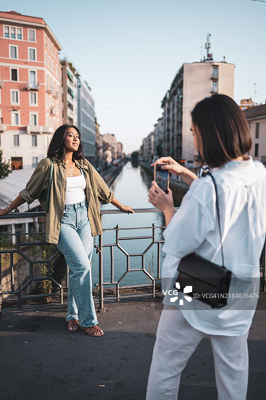 两个朋友在意大利米兰探索并一起拍照图片素材