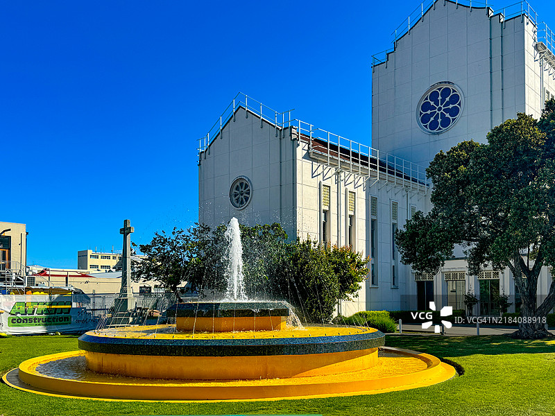 阳光在纳皮尔喷泉喷出的水中反射。图片素材