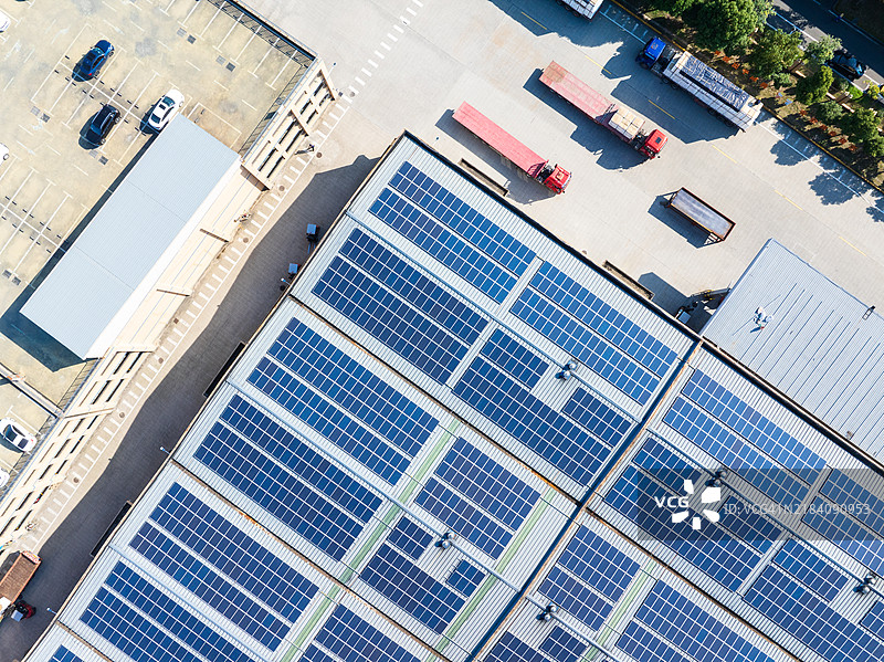 卡车在仓库装货图片素材