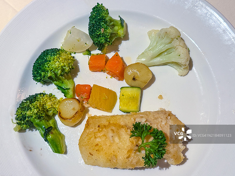 鳕鱼配蔬菜图片素材