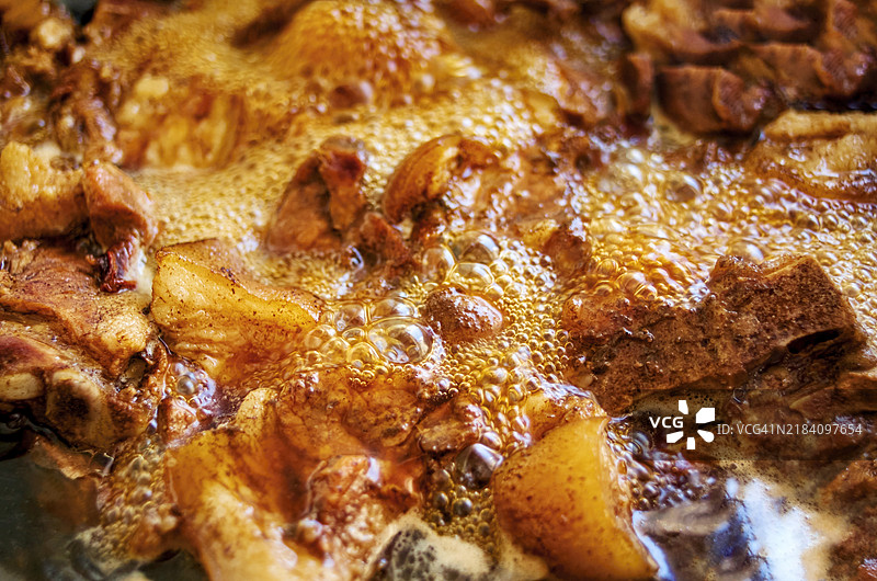 泰式红烧五花肉（Palo）在冒泡的汤中特写图片素材