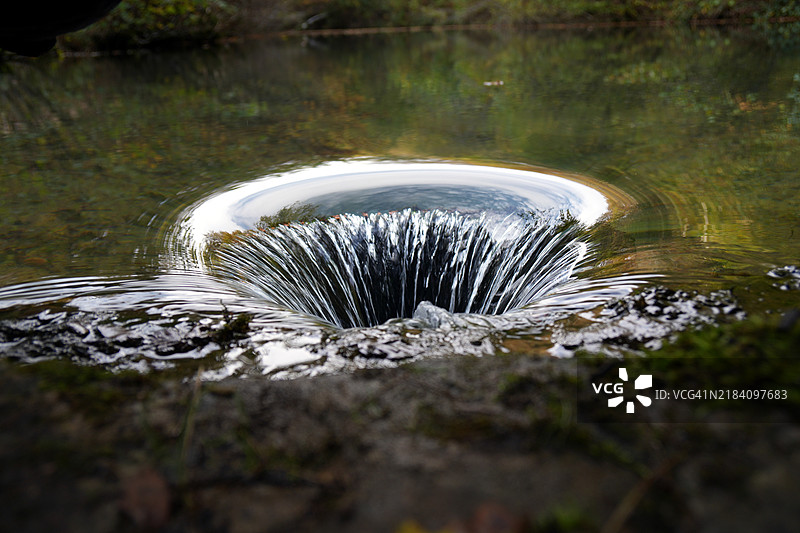 池塘排水系统。图片素材
