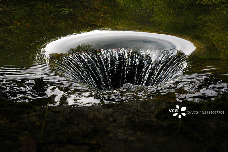 池塘排水系统。图片素材