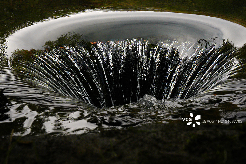 池塘排水系统。图片素材