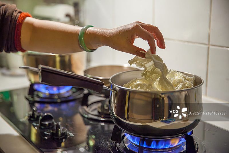 在厨房烹饪图片素材