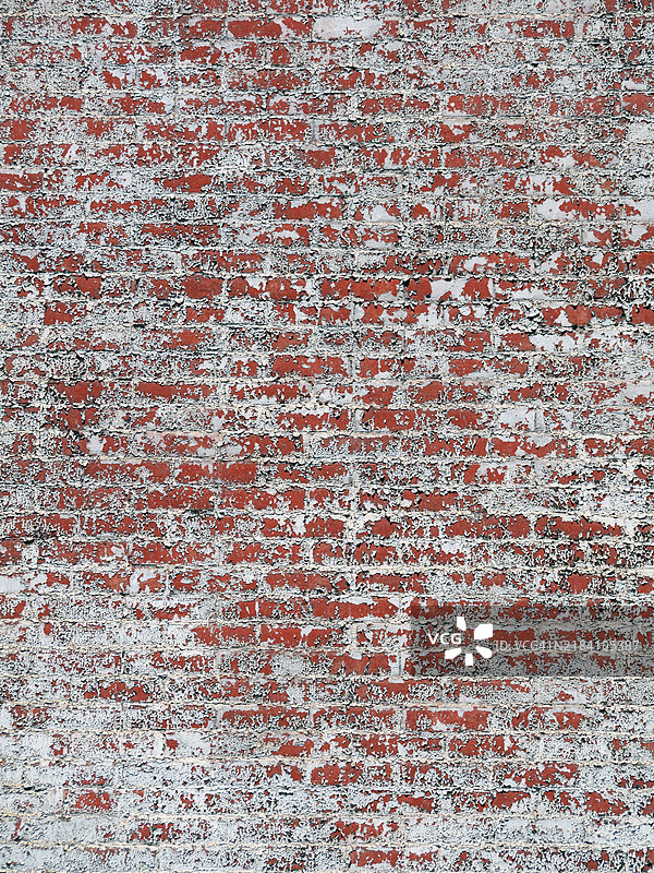 曼哈顿,纽约州,美国砖墙上剥落和氧化的白色油漆。粗糙的纹理。阳光。自然色彩。图片素材