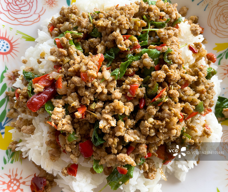 一盘肉和米饭配绿叶蔬菜图片素材