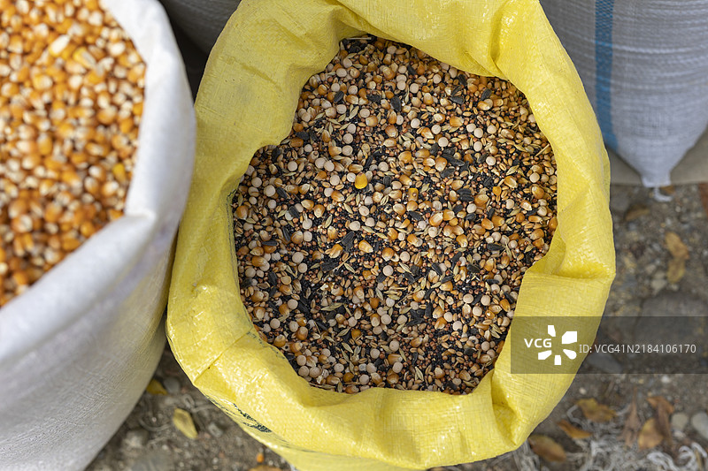 袋子里装有混合种子，角落开口，供鸟类和动物食用的粮食。图片素材