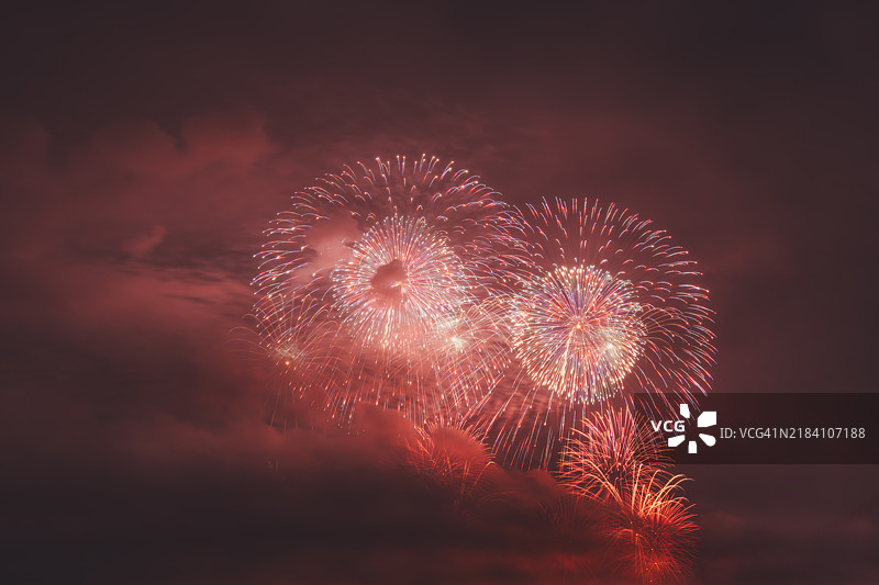 日本埼玉县河口湖烟花节的绚丽烟花表演图片素材