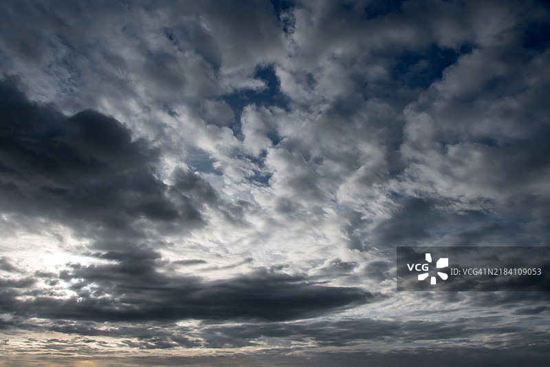 暴风雨来临前的威胁性云层满天。图片素材