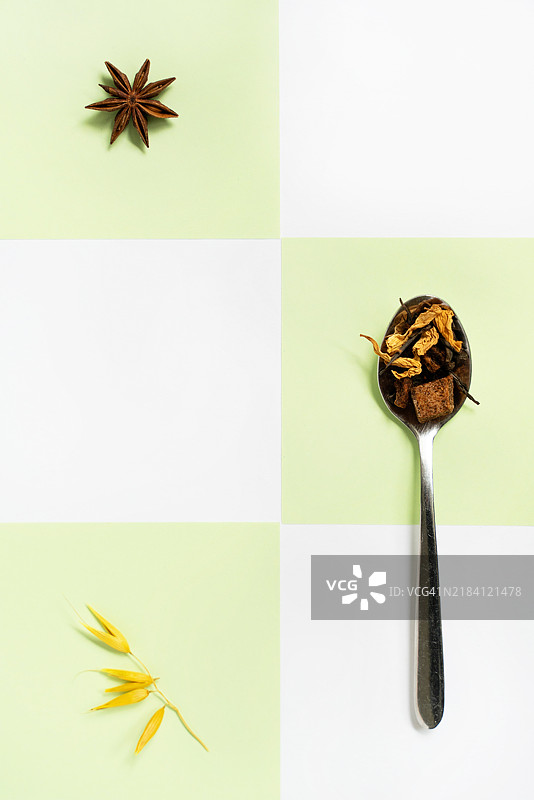 茶叶准备的壁纸图案俯视图，背景为柔和色调。图片素材