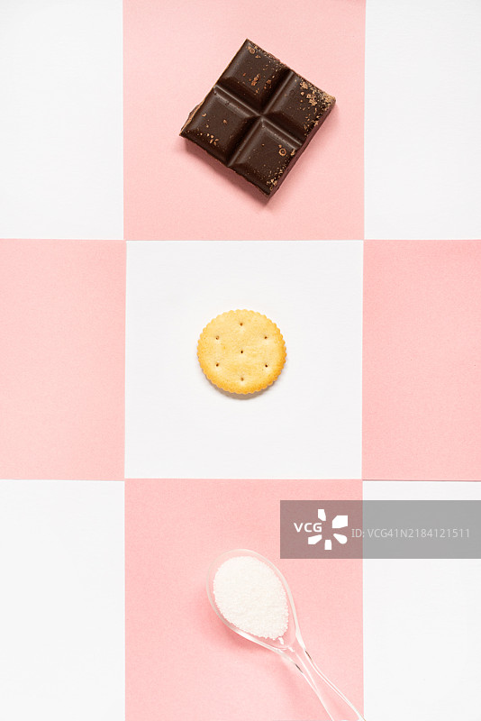 顶部视角的甜食原料壁纸图案，孤立在柔和的背景上。图片素材