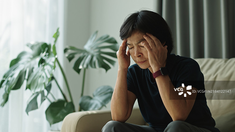 成熟的女人感到头痛。图片素材