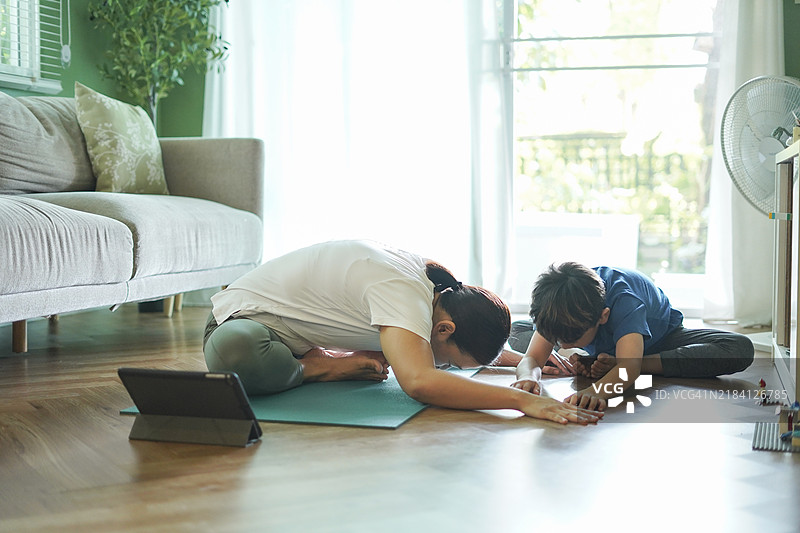 母亲和儿子在拉伸肌肉图片素材