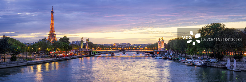 黄昏时分的亚历山大三世桥图片素材