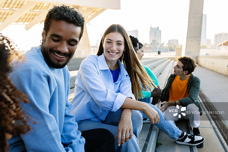 一群多民族的年轻学生朋友在户外聚会。图片素材