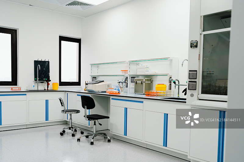 空荡荡的科学实验室，配备生物技术计算机、设备和工作空间，没有人。图片素材