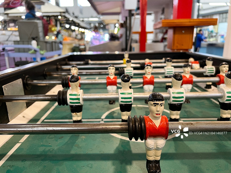 里斯本市场的公共桌上足球比赛图片素材