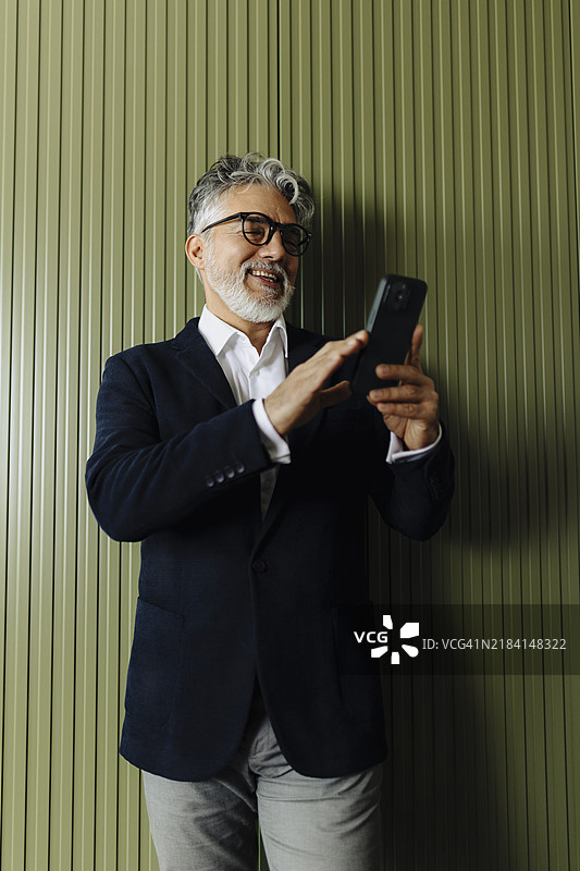 老年男子使用手机的肖像图片素材