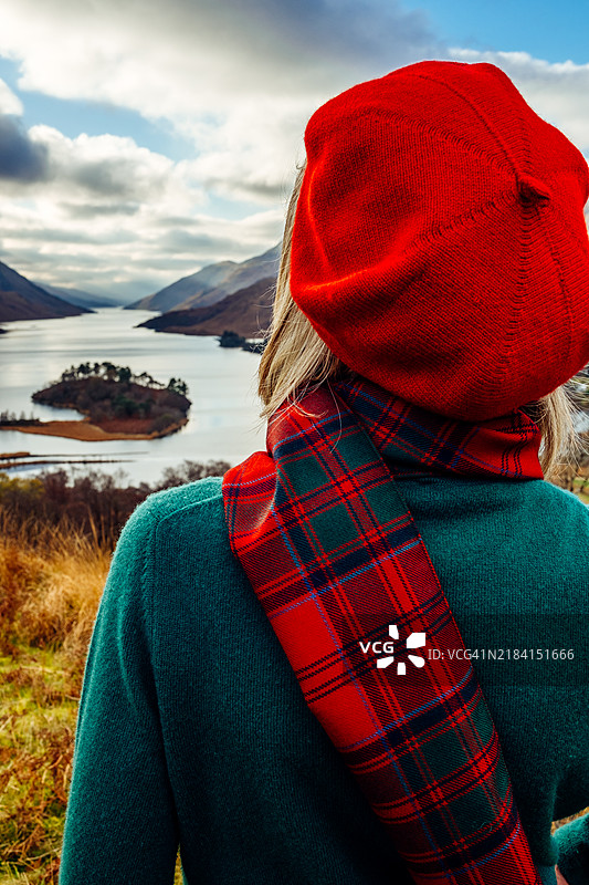 身穿格子呢的女性在苏格兰格伦芬南图片素材