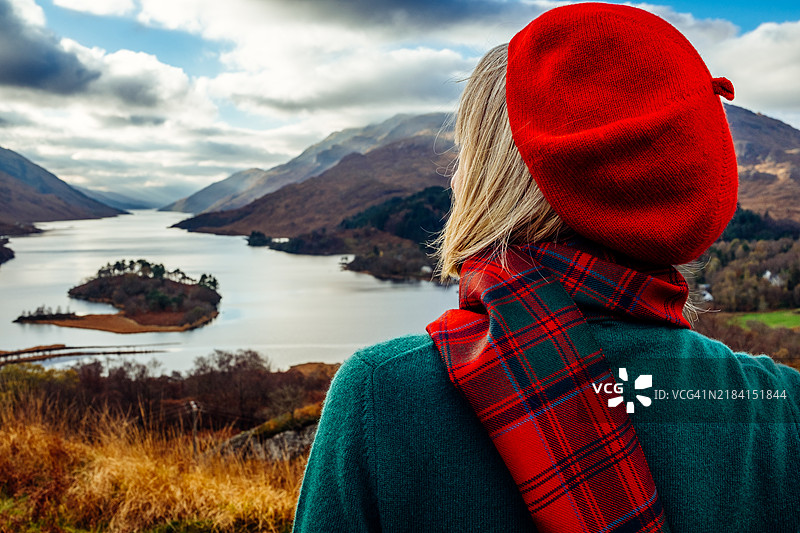 身穿格子呢的女性在苏格兰格伦芬南图片素材