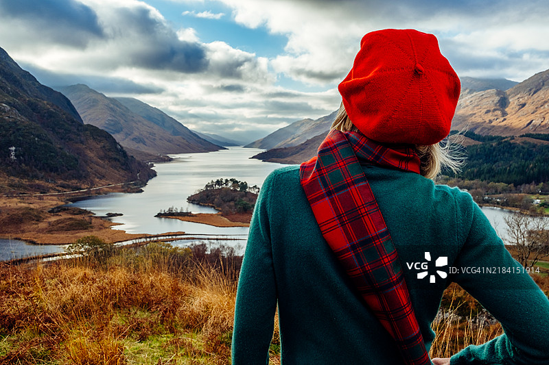 身穿格子呢的女性在苏格兰格伦芬南图片素材