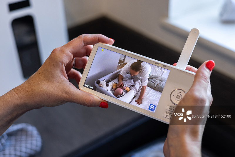使用婴儿监视器查看宝宝情况图片素材