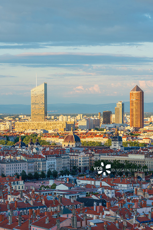 里昂日落时的城市风景图片素材