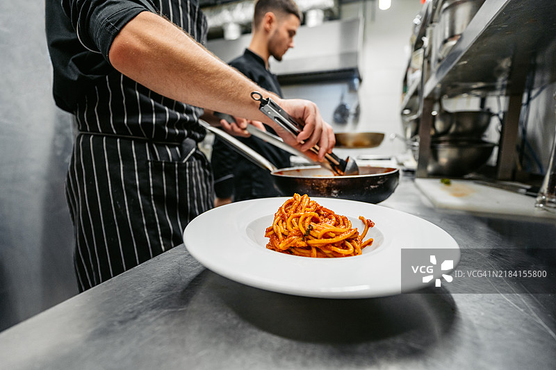厨师和副厨师在商业厨房制作博洛尼亚意大利面图片素材