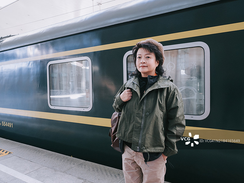 在前往西藏的火车前站着的亚洲女性游客图片素材