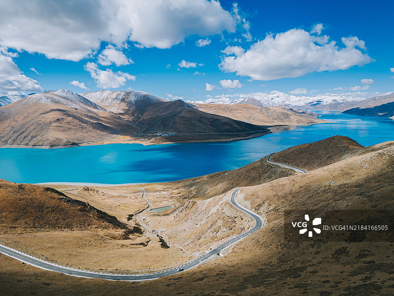 羊卓雍湖（也称为羊卓湖、玉姆措或羊卓雍措）是位于西藏首府拉萨附近的一座著名圣湖。根据当地神话，羊卓雍湖是女神的化身。图片素材