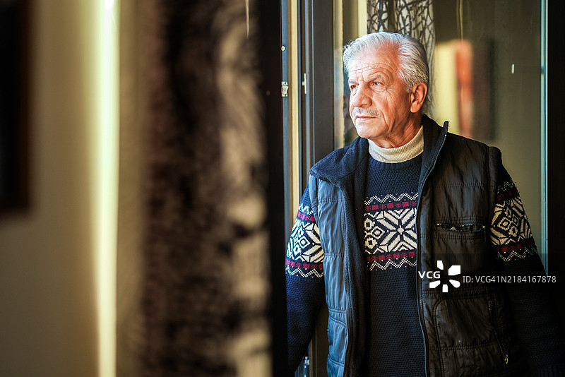 老人在窗前眺望，退休生活，养老院图片素材