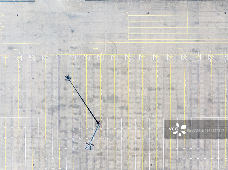 俯瞰空旷的混凝土停车场图片素材